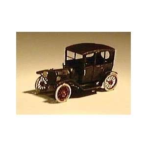   Scale Ford Model T 1915 Center Door Sedan Kit (Pkg. 2) Toys & Games