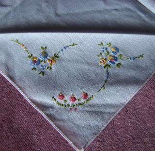 Vintage Handkerchief,Hankie~Hand Embroidery~Flowers~(b  