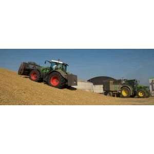  2 Traktoren Mit Maishäcksel Für Biogasanlage   Panorama 