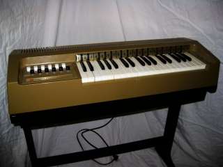 MAGNUS CHORD ORGAN MODEL 620P WITH STAND  