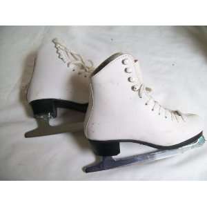 CCM Competitor White Ice Figure Skates   Size 2.0 (youngster)   very 