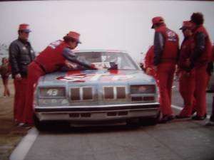 1980 NASCAR PHOTO DAYTONA 500 RICHARD PETTY #43 IN PITS  